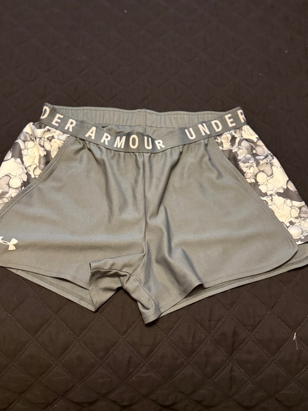 Under Armour Athletic Shorts size Large